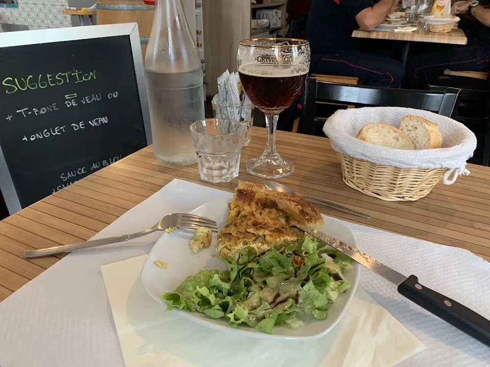 Tarte Aux Poireaux Avec de la Salade Du Pain Et de la Bière
